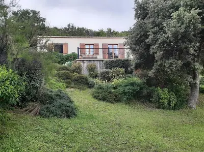 Jardin de l'établissement Maison avec piscine entre mer et montagne