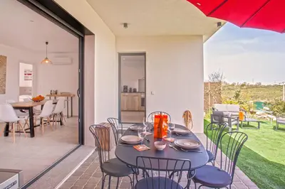 Terrasse ou espace extérieur de l'établissement Tramontana au calme à 7 min des plages piscine partagée chauffée bbq