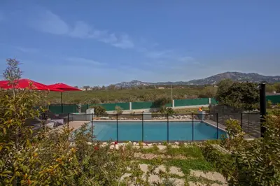 Piscine de l'établissement appartement Levante au calme piscine chauffée partagée et bbq ou située à proximité
