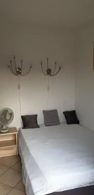 Un ou plusieurs lits dans un hébergement de l'établissement Très bel appartement,proche plage et centre ville.