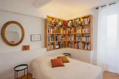 Bibliothèque dans l'appartement