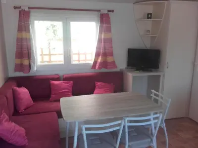 Télévision ou salle de divertissement dans l'établissement Mobil-Home dans lotissement très tranquille