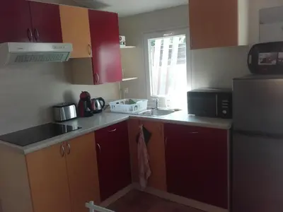 Cuisine ou kitchenette dans l'établissement Mobil-Home dans lotissement très tranquille