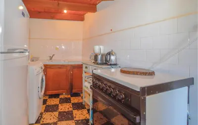 Cuisine ou kitchenette dans l'établissement 3 Bedroom Nice Home In Pietra Di Verde