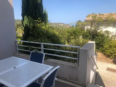 Balcon ou terrasse dans l'établissement MAISONNETTE 6 PERS PROCHE L'ILE ROUSSE