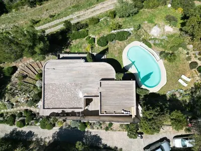 Piscine de l'établissement studio, vue sur mer et montagne ou située à proximité