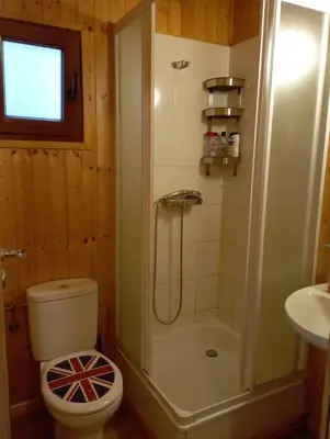 Salle de bains dans l'établissement Chalet de Santa