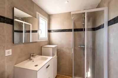 Salle de bains dans l'établissement Ambroggio - Grand studio avec mezzanine - Vue Mer