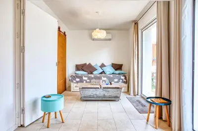 Coin salon dans l'établissement La Maison des Oliviers - Belle maison familiale avec Piscine