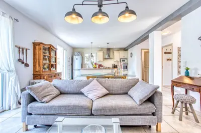 Coin salon dans l'établissement La Maison des Oliviers - Belle maison familiale avec Piscine