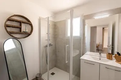 Salle de bains dans l'établissement Mari - Appt tout confort 150m de la plage