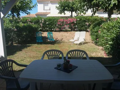 Jardin de l'établissement Villa climatisée A Nuciola Prunete Entre mer, montagne et piscine