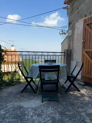 Balcon ou terrasse dans l'établissement Petit appartement à proximité de St Florent
