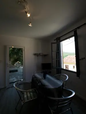 Coin salon dans l'établissement Petit appartement à proximité de St Florent