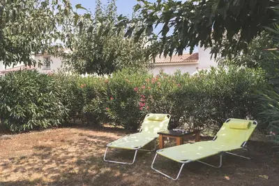 Jardin de l'établissement Maison à Cervione Prunete jardin piscine accès direct plage