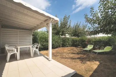 Jardin de l'établissement Maison à Cervione Prunete jardin piscine accès direct plage