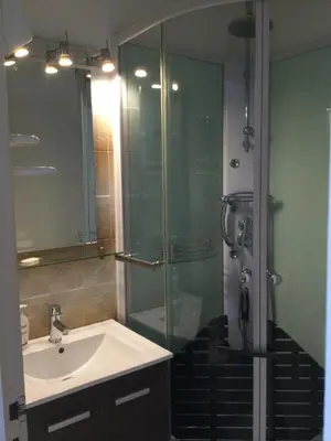 Salle de bains dans l'établissement Maison au calme avec terrain et vue sur la mer