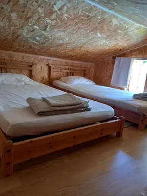 Un ou plusieurs lits dans un hébergement de l'établissement Casa di legnu ,charmant chalet avec piscine