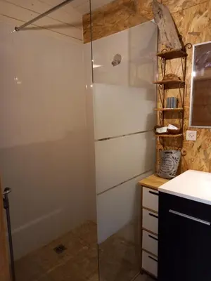 Salle de bains dans l'établissement Casa di legnu ,charmant chalet avec piscine