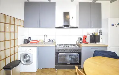 Cuisine ou kitchenette dans l'établissement 2 Bedroom Cozy Home In San Nicolao