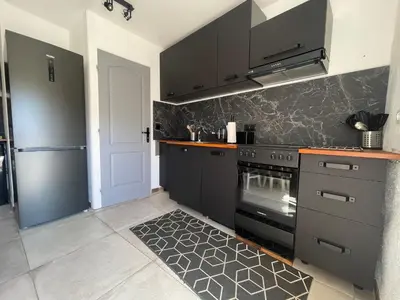 Cuisine ou kitchenette dans l'établissement Appartement dans maison de village vue mer