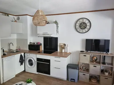 Cuisine ou kitchenette dans l'établissement T2 Calvi entierement équipé à 150m de la plage.