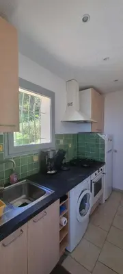 Cuisine ou kitchenette dans l'établissement Vos vacances à Lama France Corse