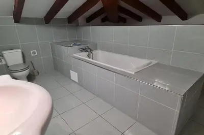 Salle de bains dans l'établissement Magnifique villa avec piscine en bord de Mer
