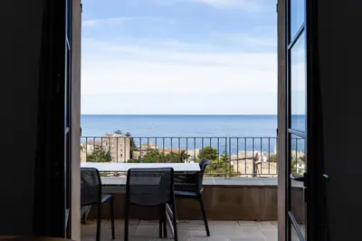 Vue générale sur la mer ou vue sur la mer prise depuis la villa