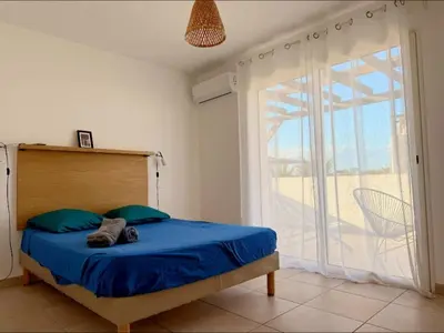 Un ou plusieurs lits dans un hébergement de l'établissement Corse - Bord de mer, Appartement neuf avec Piscine Chauffée
