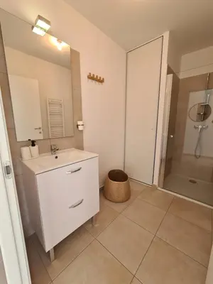 Salle de bains dans l'établissement Corse - Bord de mer, Appartement neuf avec Piscine Chauffée