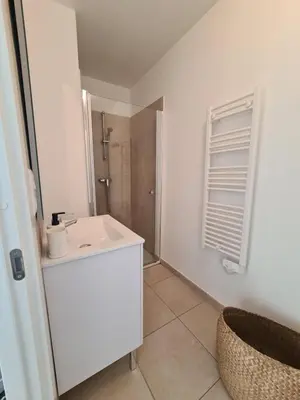 Salle de bains dans l'établissement Corse - Bord de mer, Appartement neuf avec Piscine Chauffée