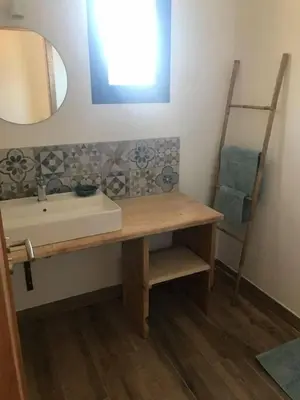 Salle de bains dans l'établissement Villa Agliastru à 900m de la plage de Lozari