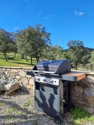 Barbecue disponible mis à disposition des clients de la maison de vacances