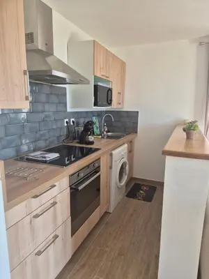 Cuisine ou kitchenette dans l'établissement Charmant petit logement à 3 kms de la plage
