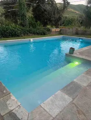 Piscine de l'établissement Charmant logement ou située à proximité