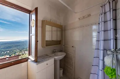 Salle de bains dans l'établissement Pentone