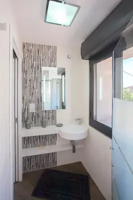 Salle de bains dans l'établissement Le SAN PETRONE-TOUR EN PIERRE EN CENTRE CORSE ENTRE MER ET MONTAGNE