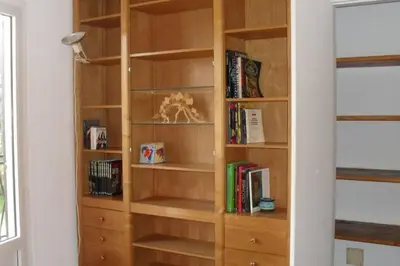 Bibliothèque dans l'appartement