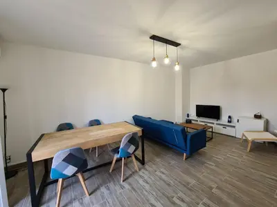 Télévision ou salle de divertissement dans l'établissement Appartement rénové indépendant avec garage au centre du village
