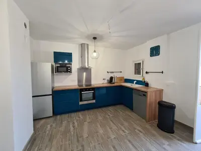 Cuisine ou kitchenette dans l'établissement Appartement rénové indépendant avec garage au centre du village