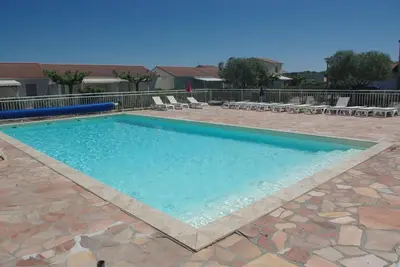Piscine de l'établissement Résidence A NUCIOLA Les pieds dans l'eau Cervione Hte CORSE ou située à proximité