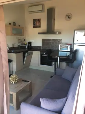 Cuisine ou kitchenette dans l'établissement La Bergerie Furiani avec piscine privée Residence Digoune