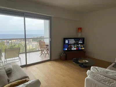 Télévision ou salle de divertissement dans l'établissement F3 Gd standing 87 m2 Extraordinaire vue mer pano