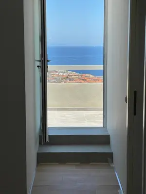 Vue générale sur la mer ou vue sur la mer prise depuis l'appartement