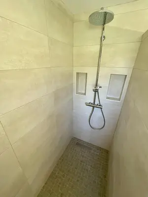 Salle de bains dans l'établissement Villa avec piscine entièrement rénovée à 5min de la plage de pinia