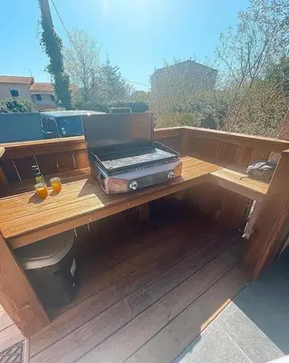 Balcon ou terrasse dans l'établissement Villa avec piscine entièrement rénovée à 5min de la plage de pinia