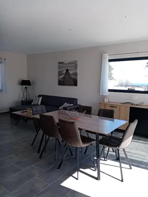 Coin salon dans l'établissement côte et mer - appartement haut standing dans villa avec piscine et vue mer