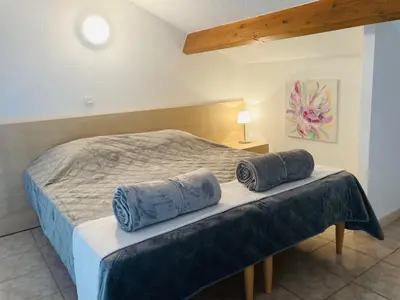 Un ou plusieurs lits dans un hébergement de l'établissement Bel appartement dans résidence avec piscine