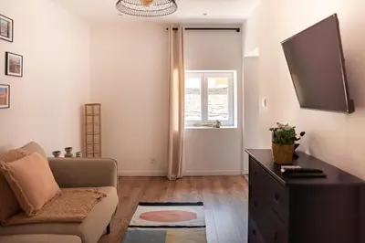 Télévision ou salle de divertissement dans l'établissement Vatta appartement centre ville avec roof top bain à remous et vue panoramique